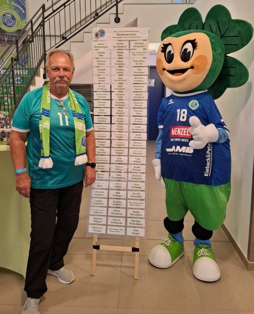 Rainer Leipnitz und Maskottchen Klara Kleeblatt